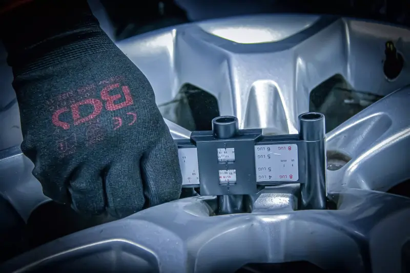 Posuvné měřítko BGS108367 pro změření roztečí šroubů disků kol (4 až 8 děrových) (BGS108367)