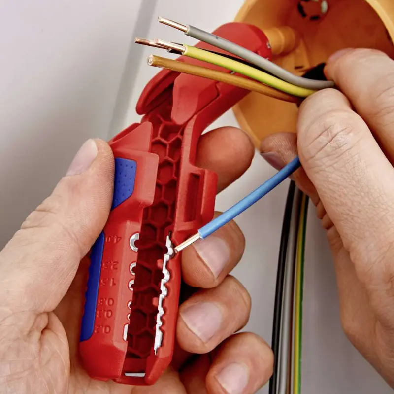 Univerzální odizolovací nástroj KNIPEX ErgoStrip 16 95 01 SB pro praváky (K 16 95 1 SB)