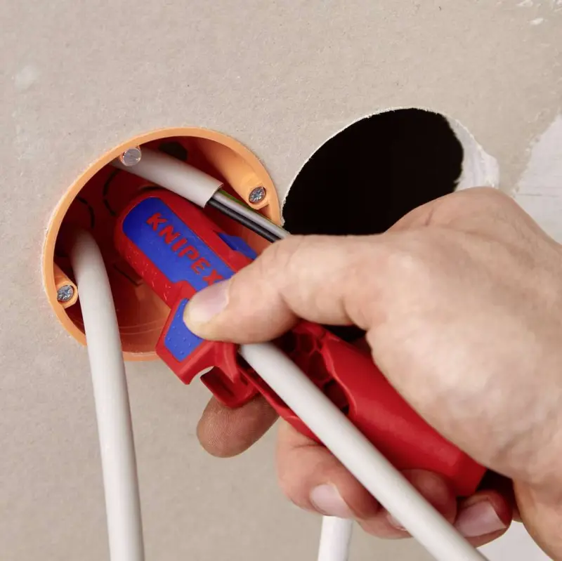 Univerzální odizolovací nástroj KNIPEX ErgoStrip 16 95 01 SB pro praváky (K 16 95 1 SB)