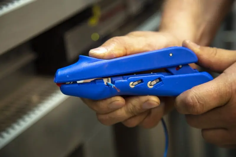 148251-51000300-duo-crimp-no-300-serverraum-3