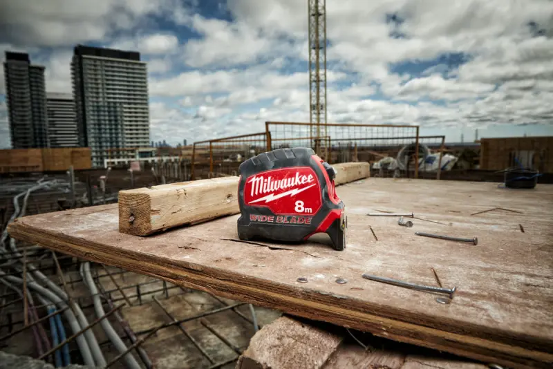 Široké měřící pásmo Milwaukee premium 8 m (MI4932471816)