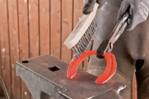 Ruční kartáč s dřevěnou rukojetí Pferd HBF 30 ST 0,35 - na koutové svary (PF4007220245194)