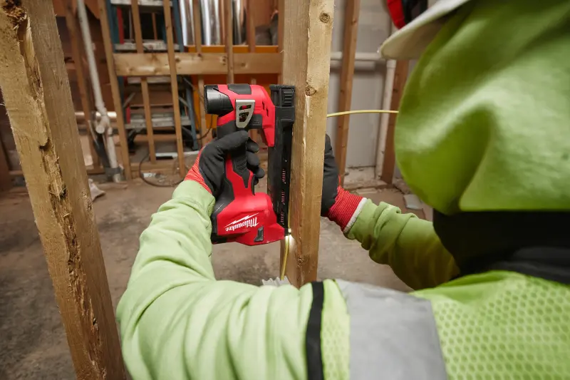 157822-nastrelovaci-spony-milwaukee-25-mm-600p-m12-bcst-pro-uchyceni-kabelu-4932479628-3