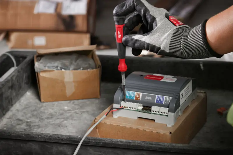 161778-mi4932480584-11-mikrosroubovak-milwaukee-s-vymennymi-bity-multi-bit-4v1-sl-a-ph