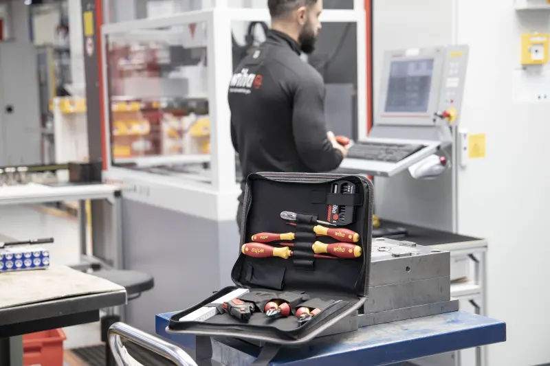 Nástroje VDE pro elektromechanika Wiha 9300 v pouzdru (Sada 33 dílů) (WIHA41241)