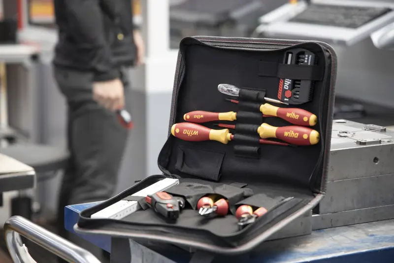 Nástroje VDE pro elektromechanika Wiha 9300 v pouzdru (Sada 33 dílů) (WIHA41241)