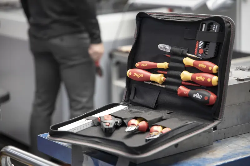 Nástroje VDE pro elektromechanika Wiha 9300 v pouzdru (Sada 33 dílů) (WIHA41241)