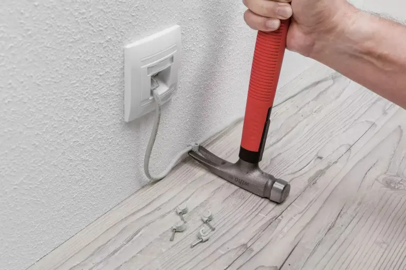 169256-wiha-42071-sb846300e-elektrikerhammer-01