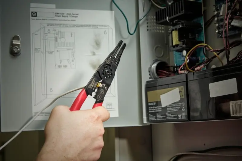 Víceúčelové odizolovací kleště s krimpovací funkcí Milwaukee 4932493816 (MI4932493816)