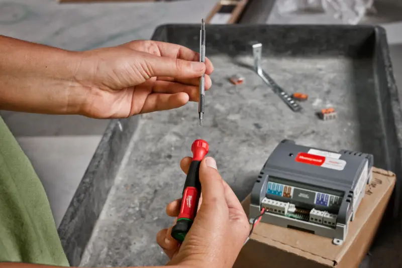 Přesný mikrošroubovák Milwaukee s výměnnými bity Torx, Multi-bit 4v1 (MI4932498175)