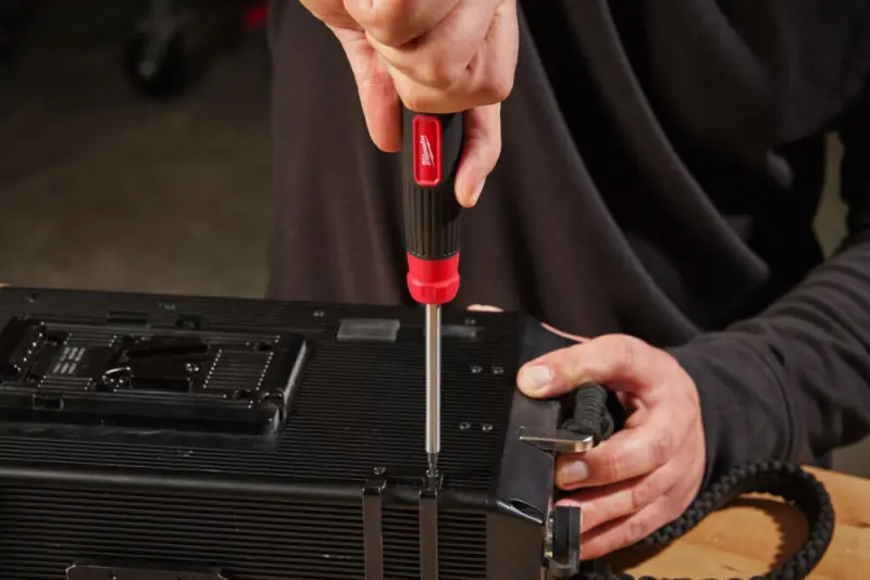 Přesný mikrošroubovák Milwaukee s výměnnými bity, Multi-bit 27v1 (MI4932498176)