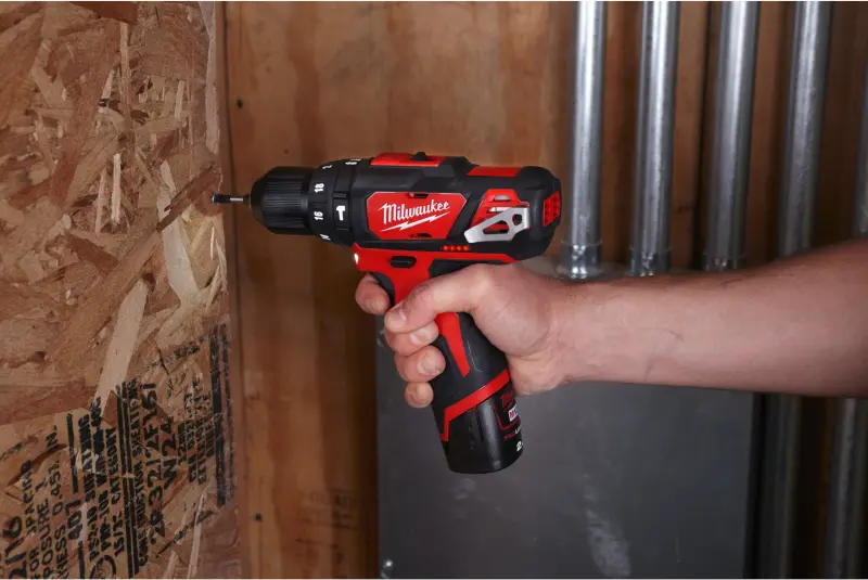 Aku subkompaktní příklepová vrtačka Milwaukee M12 BPD-202C (MI4933441940)