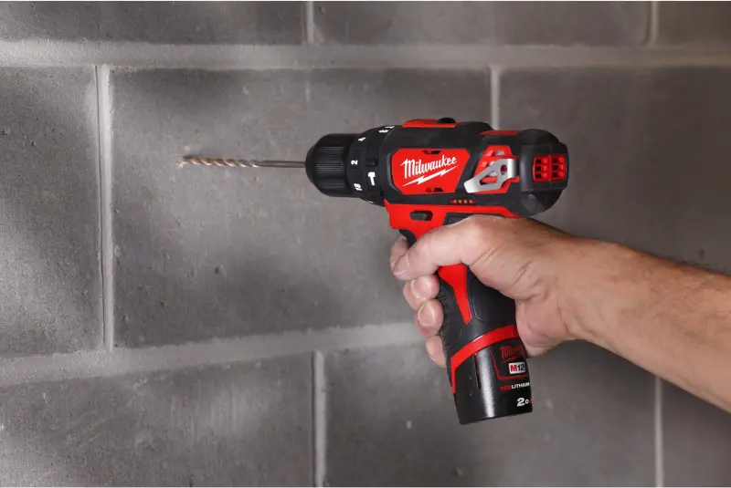 Aku subkompaktní příklepová vrtačka Milwaukee M12 BPD-202C (MI4933441940)
