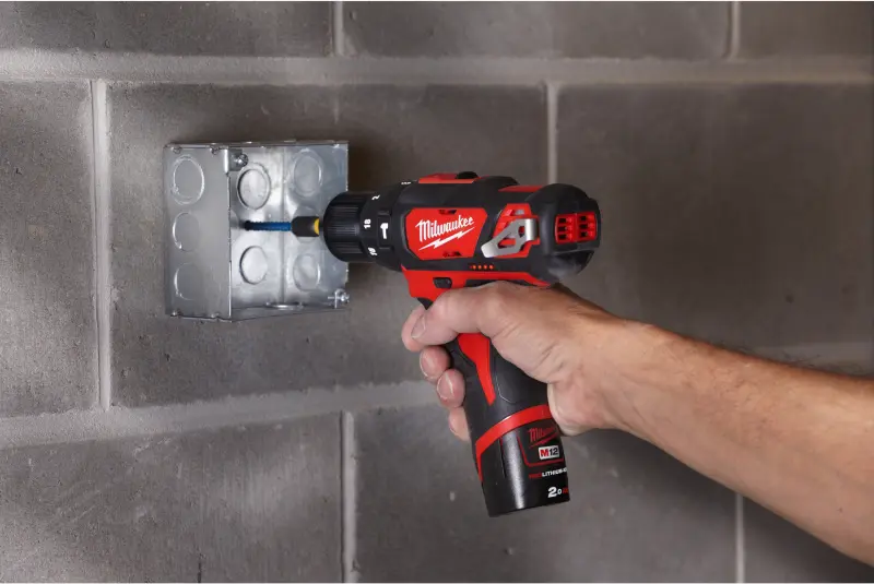 Aku subkompaktní příklepová vrtačka Milwaukee M12 BPD-202C (MI4933441940)