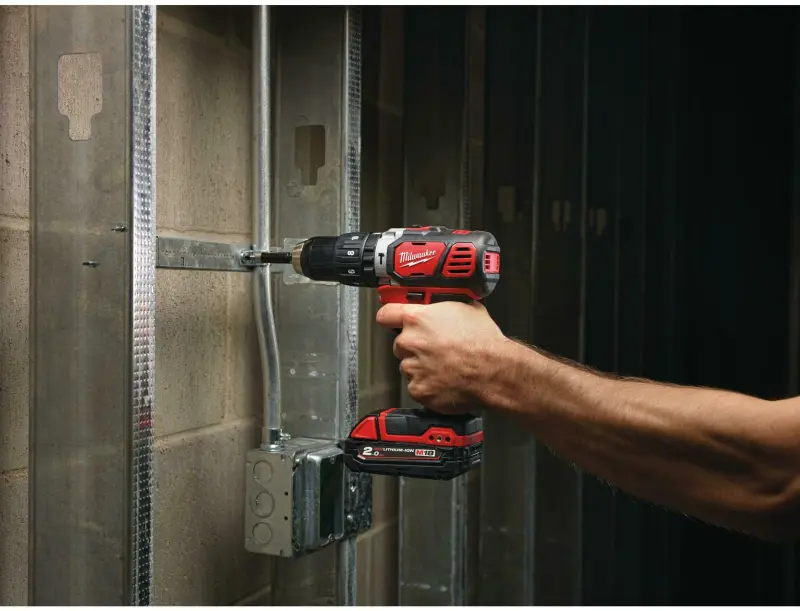 Aku kompaktní příklepová vrtačka Milwaukee M18 BPD-202C (2,0 Ah) (MI4933443515)