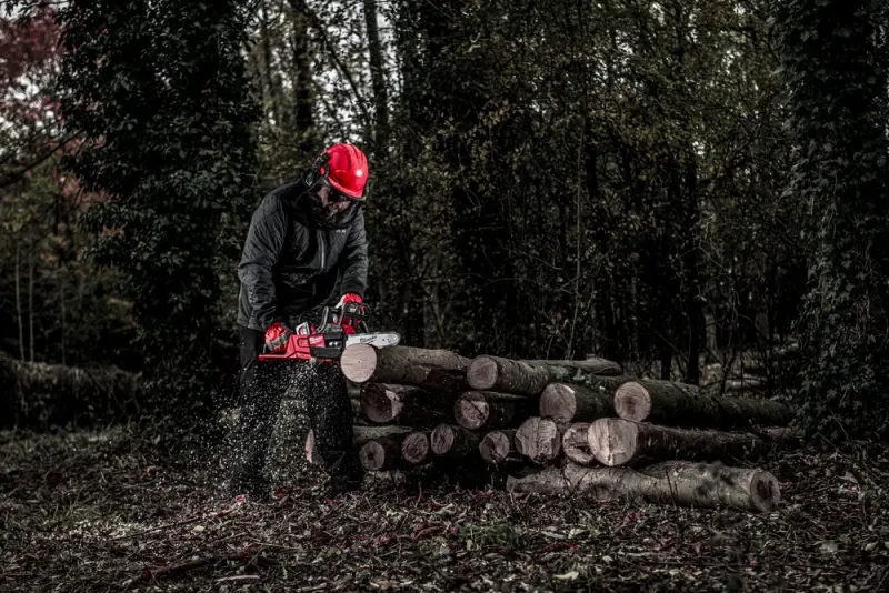 Aku řetězová pila Milwaukee M18 FCHSC-121, lišta 30 cm, 1x Aku M18 HB12 + nabíječka M12-18 FC, 4933471442 (MI4933471442)