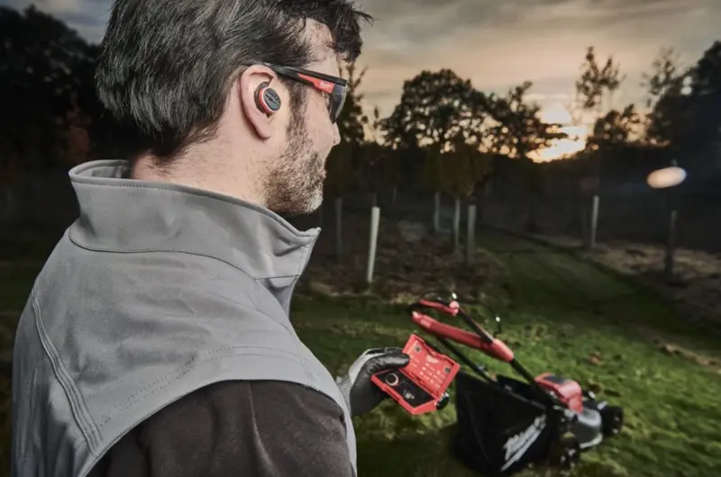 Sluchátka do uší s Bluetooth® Milwaukee L4 RLEPB-301 dobíjecí (MI4933478750)