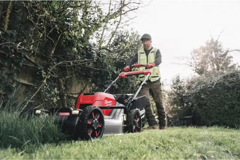 Aku sekačka na trávu Milwaukee M18 F2LM53-122, záběr 53 cm, s pojezdem, s košem, 2x Aku M18 HB12 + nabíječka M18 DFC, 4933479585 (MI4933479585)