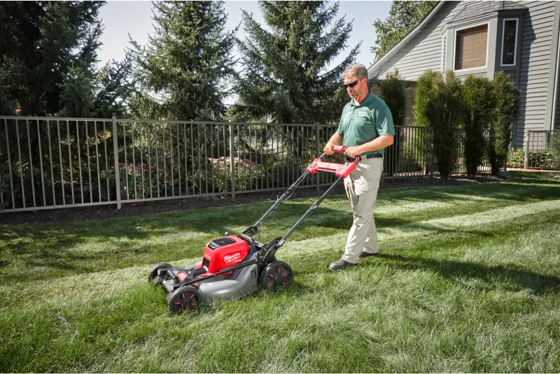 Aku sekačka na trávu Milwaukee M18 F2LM53-122, záběr 53 cm, s pojezdem, s košem, 2x Aku M18 HB12 + nabíječka M18 DFC, 4933479585 (MI4933479585)