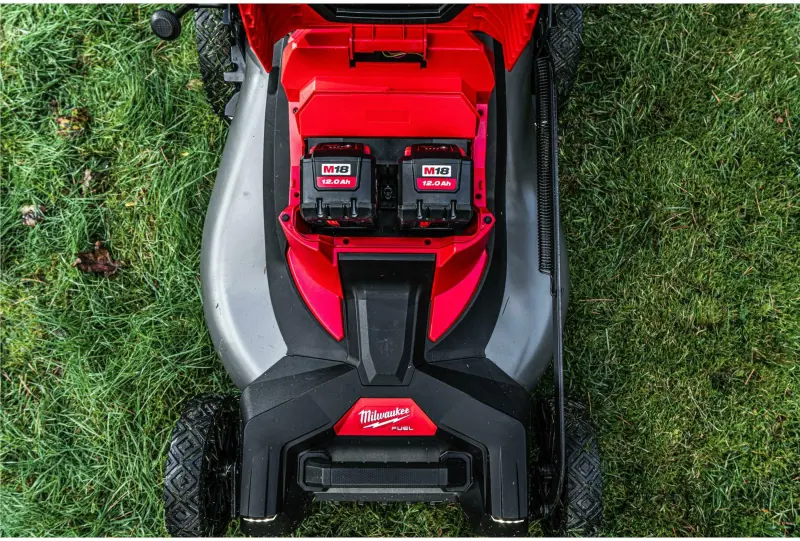 Aku sekačka na trávu Milwaukee M18 F2LM53-122, záběr 53 cm, s pojezdem, s košem, 2x Aku M18 HB12 + nabíječka M18 DFC, 4933479585 (MI4933479585)