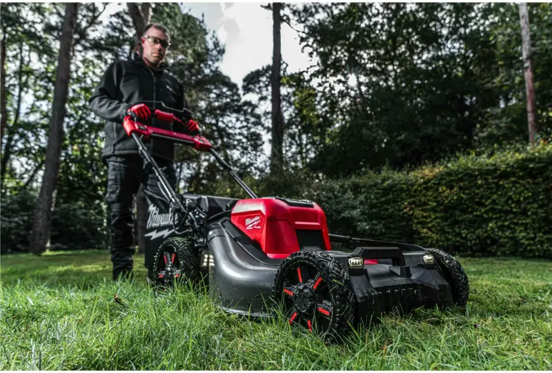 Aku sekačka na trávu Milwaukee M18 F2LM53-122, záběr 53 cm, s pojezdem, s košem, 2x Aku M18 HB12 + nabíječka M18 DFC, 4933479585 (MI4933479585)