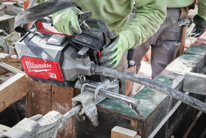 Aku ponorný vibrátor do betonu Milwaukee MX FUEL MXF CVBC-602, ONE-KEY, 2x Aku MXF XC406 + MXF C, bez kabelu a hlavy, 4933479608 (MIMX4933479608)