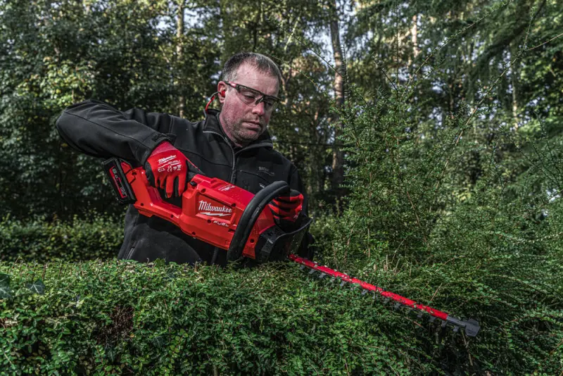 Aku nůžky/plotostřih na živý plot Milwaukee M18 FHT45-802, lišta 45 cm, 2x Aku M18 HB8 + nabíječka M12-18 FC, 4933480113 (MI4933480113)