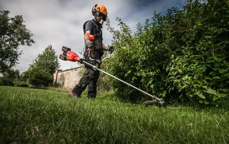 Aku strunová sekačka na trávu a křovinořez Milwaukee M18 F2BCU-0, strunový vyžínač/3-břitý nůž, bez aku, 4933480859 (MI4933480859)