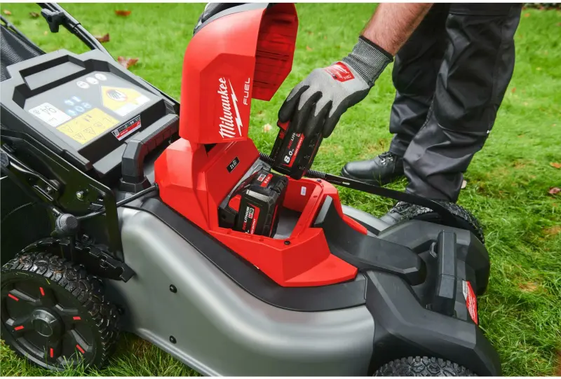 Aku sekačka na trávu Milwaukee M18 F2LM46-802, záběr 46 cm, s pojezdem, s košem, 2x Aku M18 HB8 + nabíječka M18 DFC, 4933492011 (MI4933492011)