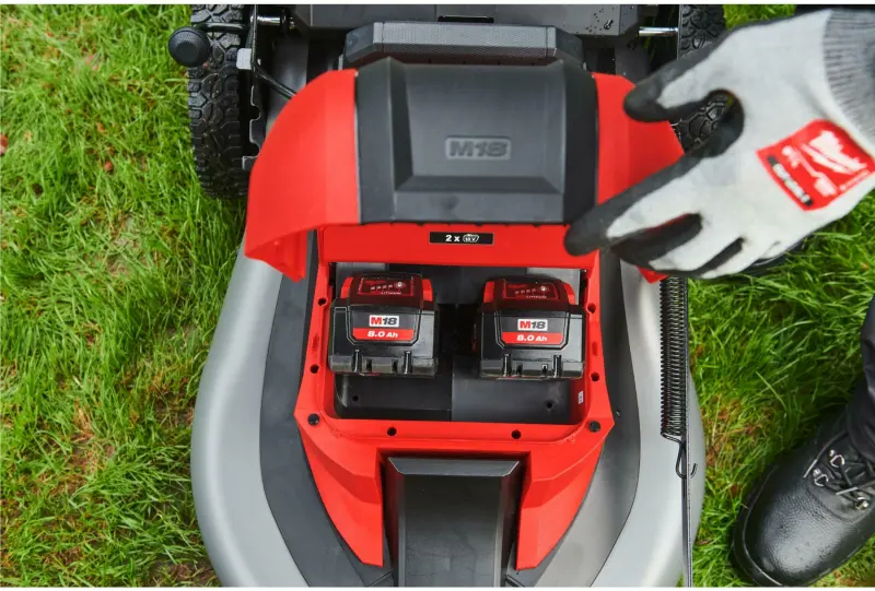 Aku sekačka na trávu Milwaukee M18 F2LM46-802, záběr 46 cm, s pojezdem, s košem, 2x Aku M18 HB8 + nabíječka M18 DFC, 4933492011 (MI4933492011)