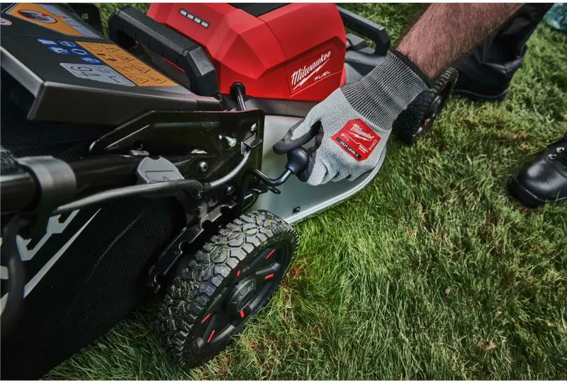 Aku sekačka na trávu Milwaukee M18 F2LM46-802, záběr 46 cm, s pojezdem, s košem, 2x Aku M18 HB8 + nabíječka M18 DFC, 4933492011 (MI4933492011)