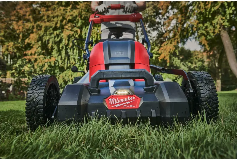 Aku sekačka na trávu Milwaukee M18 F2LM46-802, záběr 46 cm, s pojezdem, s košem, 2x Aku M18 HB8 + nabíječka M18 DFC, 4933492011 (MI4933492011)