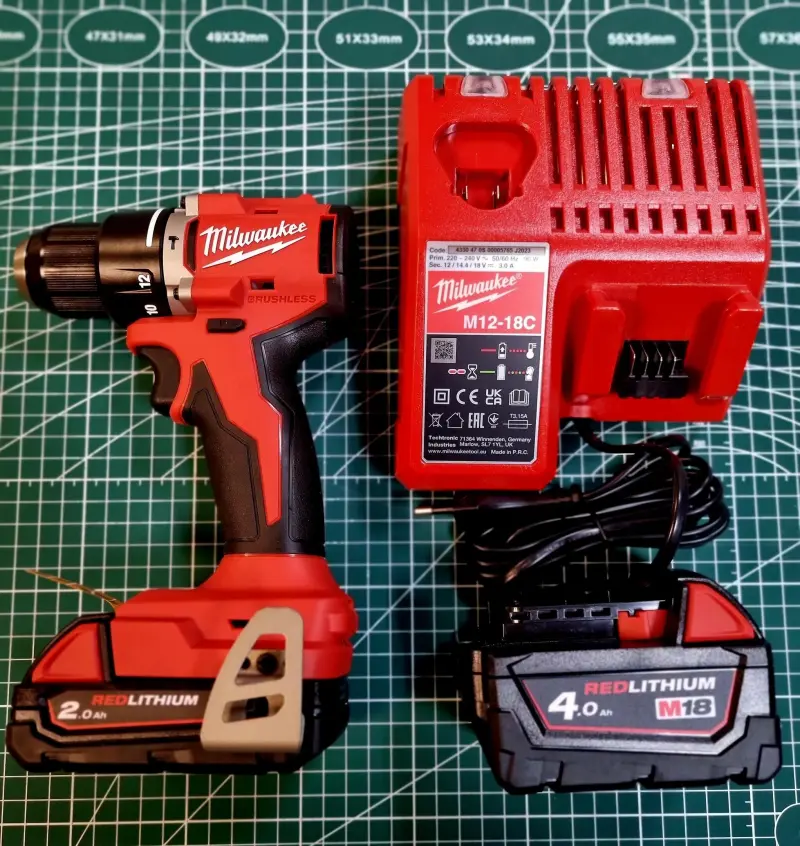 Aku kompaktní příklepová vrtačka Milwaukee M18 BLPDRC-422C, 1x aku M18 B2 + 1x aku M18 B4 + nabíječka M12-18 C + kufr, 4933492825 (MI4933492825)