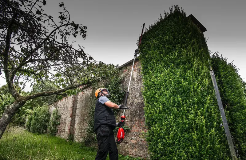 Aku prodloužené tyčové nůžky/plotostřih Milwaukee M18 FHETE27-802, délka 267 cm, lišta 60 cm, 2x Aku M18 FB8 + nabíječka M12-18 FC, 4933492911 (MI4933492911)