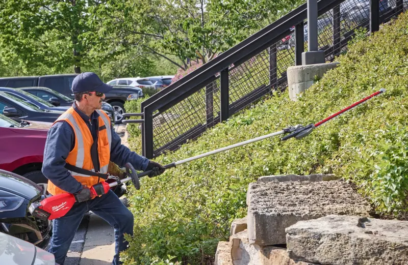 Aku prodloužené tyčové nůžky/plotostřih Milwaukee M18 FHETE27-802, délka 267 cm, lišta 60 cm, 2x Aku M18 FB8 + nabíječka M12-18 FC, 4933492911 (MI4933492911)