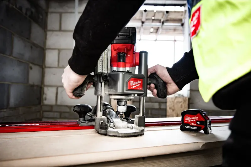 Aku horní frézka Milwaukee M18 FR12KIT-0P, bez aku, PACKOUT BOX, ponorná základna 12MM, upínací kleština 8mm a 12mm, 4933493305