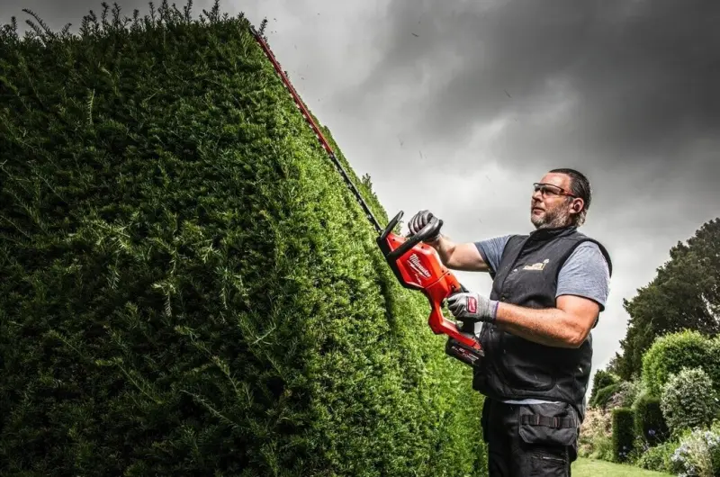 Aku nůžky/plotostřih na živý plot Milwaukee M18 FHET60G2-802, lišta 60 cm, 2x aku M18 FB8 + nabíječka M12-18 FC, 4933498385 (MI4933498385)