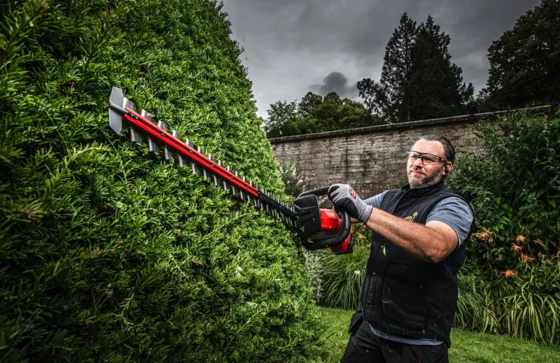 Aku nůžky/plotostřih na živý plot Milwaukee M18 FHET60G2-802, lišta 60 cm, 2x aku M18 FB8 + nabíječka M12-18 FC, 4933498385 (MI4933498385)