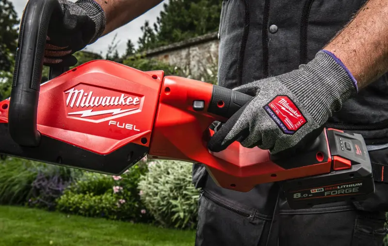 Aku nůžky/plotostřih na živý plot Milwaukee M18 FHET60G2-802, lišta 60 cm, 2x aku M18 FB8 + nabíječka M12-18 FC, 4933498385 (MI4933498385)