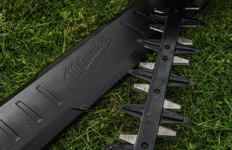 Aku nůžky/plotostřih na živý plot Milwaukee M18 FHET60G2-802, lišta 60 cm, 2x aku M18 FB8 + nabíječka M12-18 FC, 4933498385 (MI4933498385)