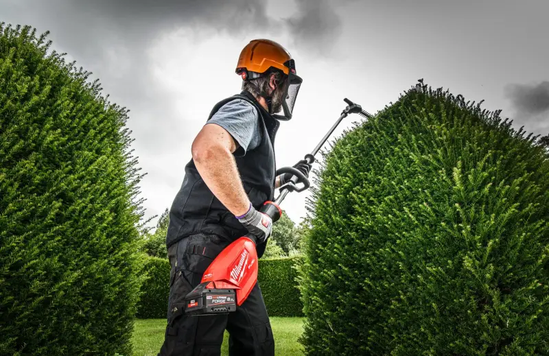 Aku prodloužené tyčové nůžky/plotostřih Milwaukee M18 FHETE22-802, délka 216 cm, lišta 60 cm, 2x Aku M18 FB8 + nabíječka M12-18 FC, 4933498516 (MI4933498516)