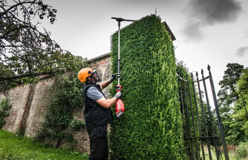 Aku prodloužené tyčové nůžky/plotostřih Milwaukee M18 FHETE22-802, délka 216 cm, lišta 60 cm, 2x Aku M18 FB8 + nabíječka M12-18 FC, 4933498516 (MI4933498516)