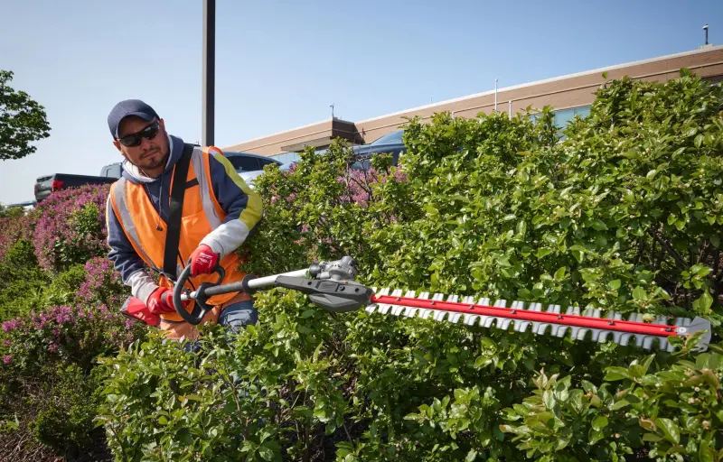 Aku prodloužené tyčové nůžky/plotostřih Milwaukee M18 FHETE22-802, délka 216 cm, lišta 60 cm, 2x Aku M18 FB8 + nabíječka M12-18 FC, 4933498516 (MI4933498516)