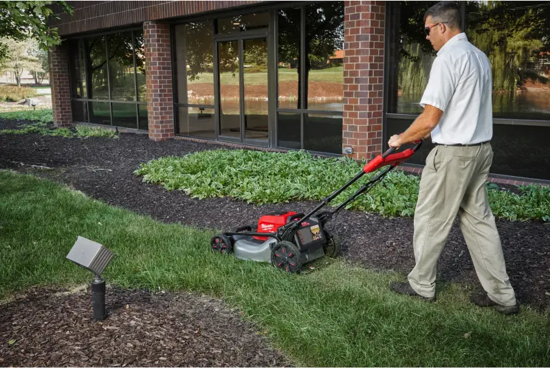 192353-milwaukee-m18-f2lm53-sekacka-na-travu-21