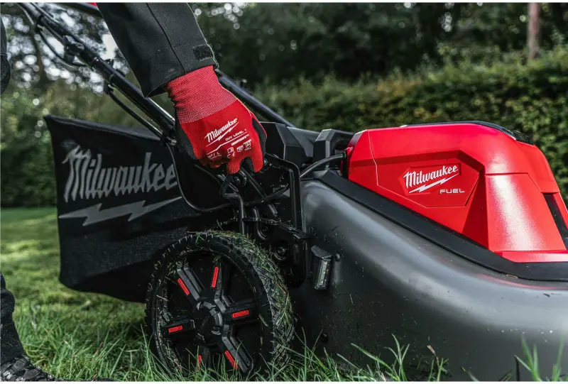 192353-milwaukee-m18-f2lm53-sekacka-na-travu-26