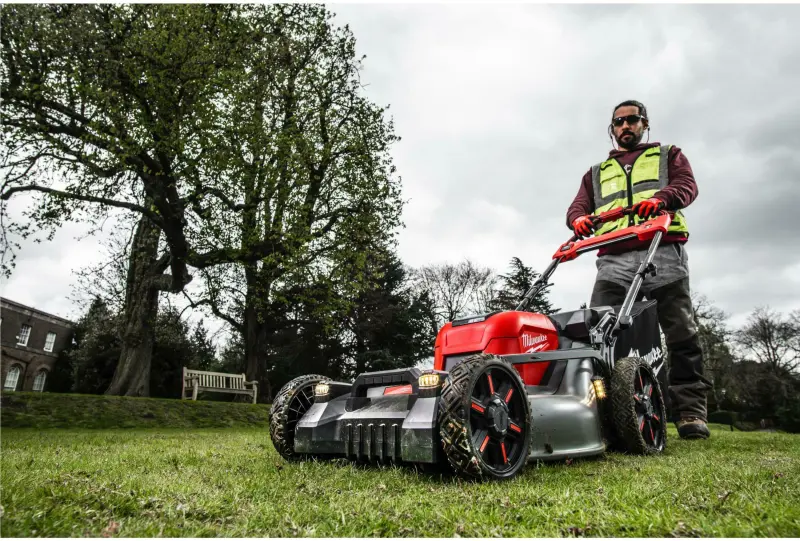 192353-milwaukee-m18-f2lm53-sekacka-na-travu-30