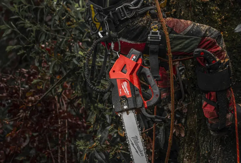 Aku řetězová pila Milwaukee M18 FTHCHS30-802, lišta 30 cm, 2x Aku M18 FB8 + nabíječka M12-18 FC, 4933499221 (MI4933499221)