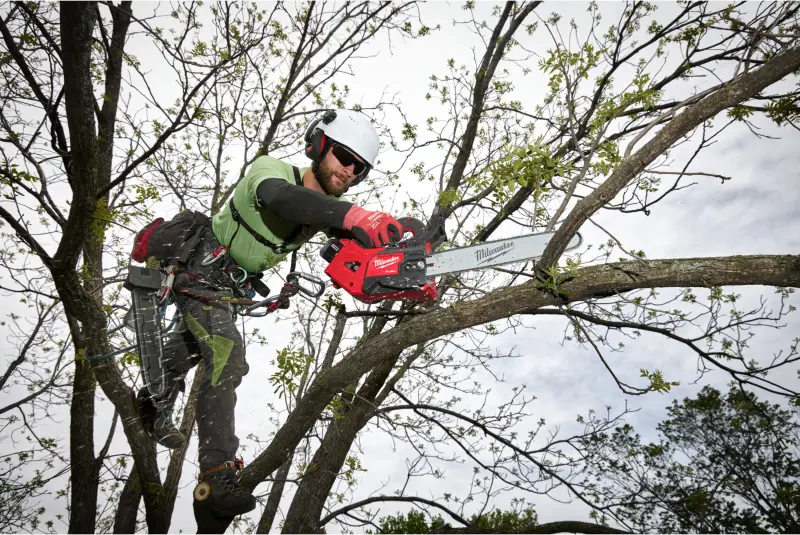 Aku řetězová pila Milwaukee M18 FTHCHS35-802, lišta 35 cm, 2x Aku M18 FB8 + nabíječka M12-18 FC, 4933499222 (MI4933499222)