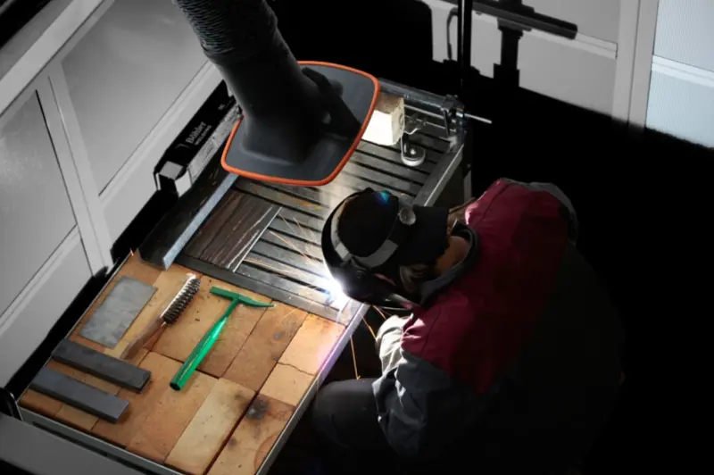 Svařovací stůl Kemper 95 026 300 pro výuku 1 200 × 600 × 800 mm, se zásuvkou (KEMP95026300)