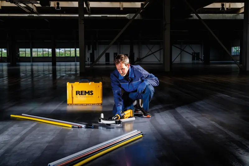 Aku ruční ohýbačka Rems REMS Hydro-Swing 22V INOX Set 15+18+22 k přesnému ohýbání trubek do 90° (2,5 Ah) (REM153419)